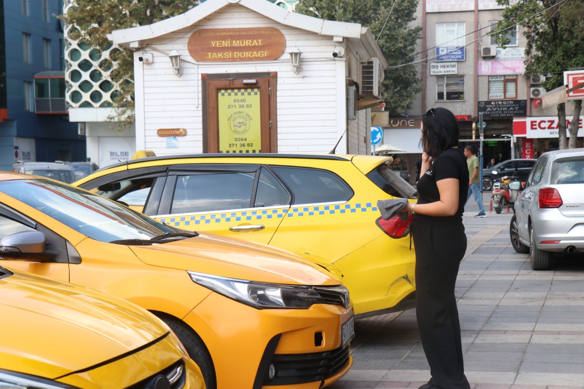 taksiye-binenler-onu-gorunce-sasiriyor-27-yasindaki-elif-direksiyon-basinda-2-124511