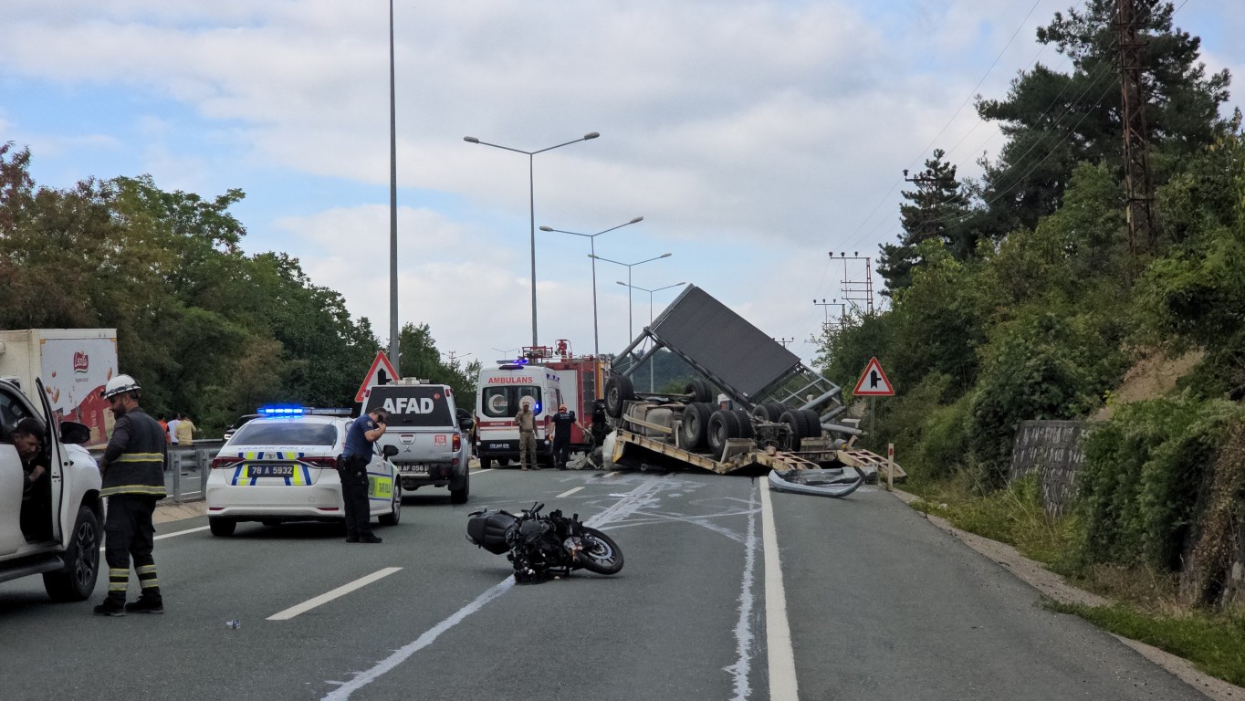 yuku-yola-savrulan-tir-motosikleti-surukledi-2-kisi-hayatini-kaybetti-1-064641
