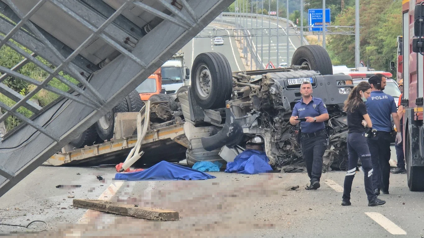 Yükü Yola Savrulan Tır Motosikleti Sürükledi: 2 Kişi Hayatını Kaybetti