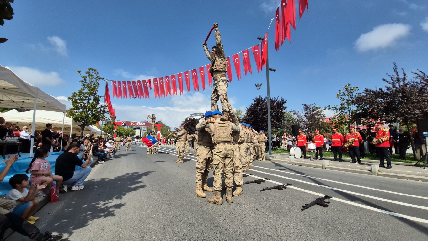 Düzce'de komandolardan nefes kesen 30 Ağustos gösterisi