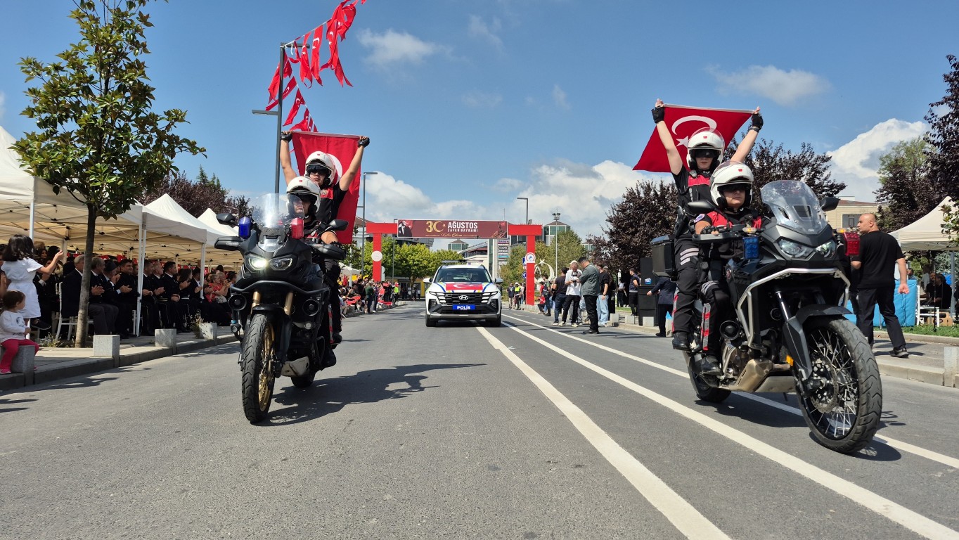 duzcede-30-agustos-coskusu-komandolar-gosteri-yapti-dev-turk-bayragi-acildi-4-022938