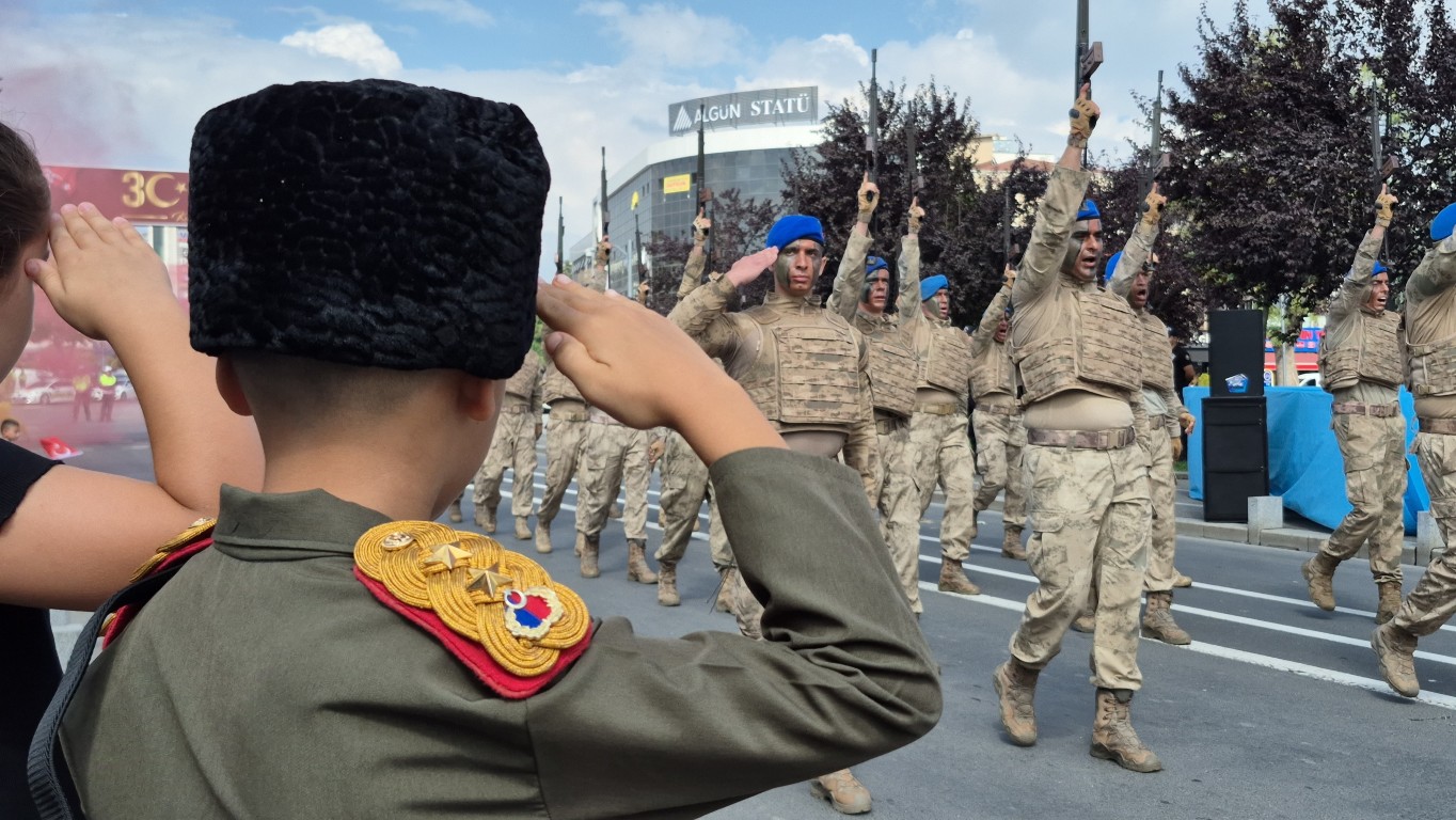 duzcede-30-agustos-coskusu-komandolar-gosteri-yapti-dev-turk-bayragi-acildi-9-022939