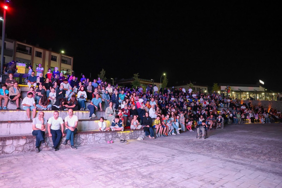 asar-kemer-parkta-sinema-keyfi-faruk-ozlu-de-vatandaslara-eslik-etti-6-022829