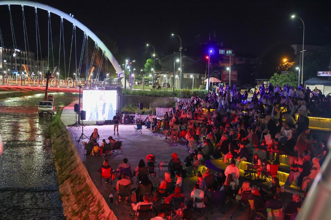 asar-kemer-parkta-sinema-keyfi-faruk-ozlu-de-vatandaslara-eslik-etti-8-022830