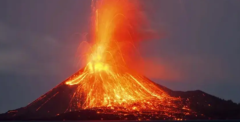 Endonezya'da yanardağ patladı: Anak Krakatau lav püskürttü