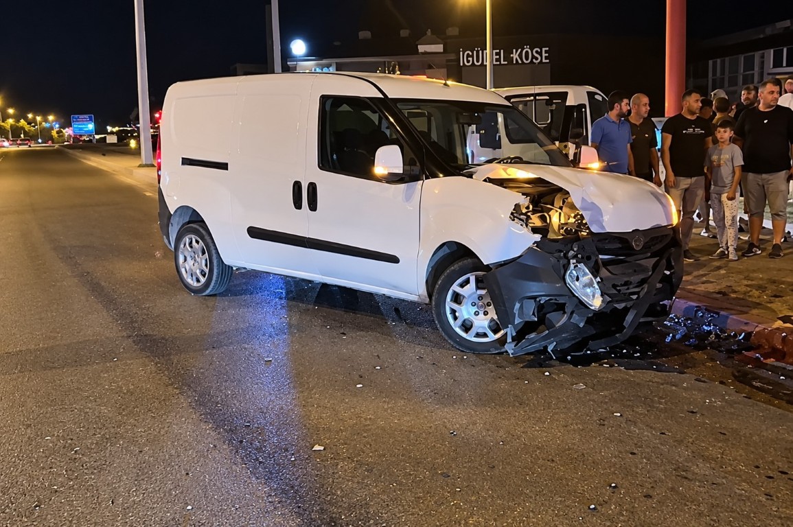 duzcede-metek-kavsaginda-gece-kazasi-3-yarali-4-112526