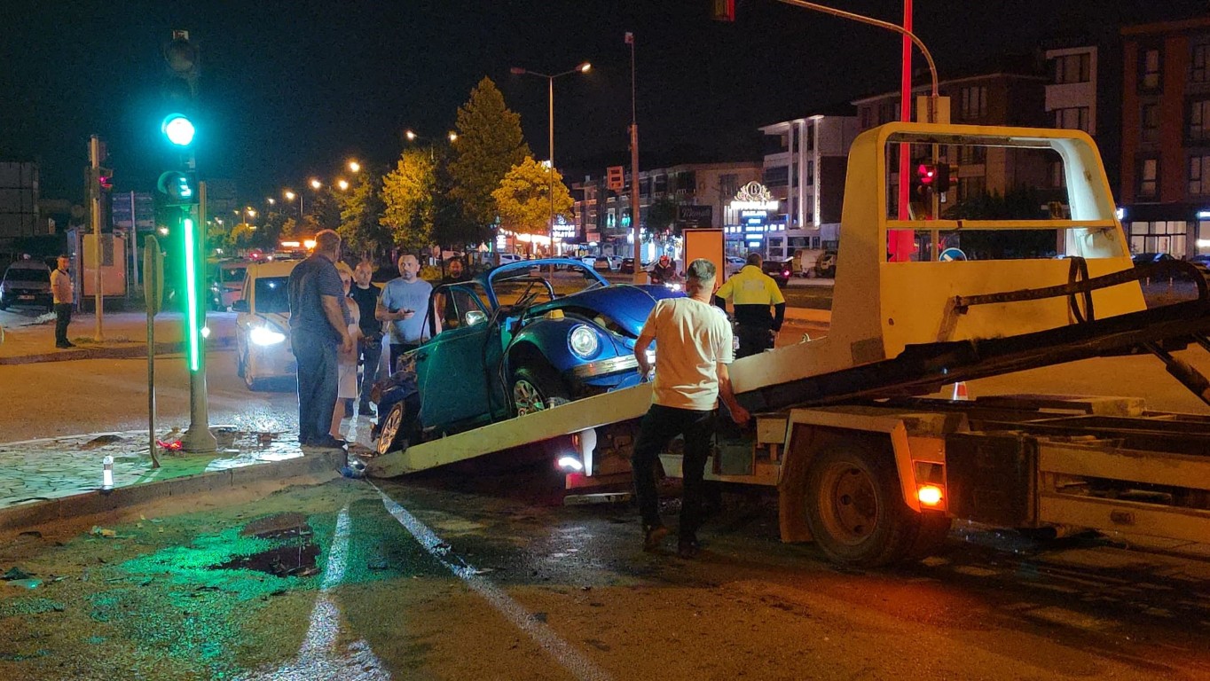 duzcede-metek-kavsaginda-gece-kazasi-3-yarali-5-112527