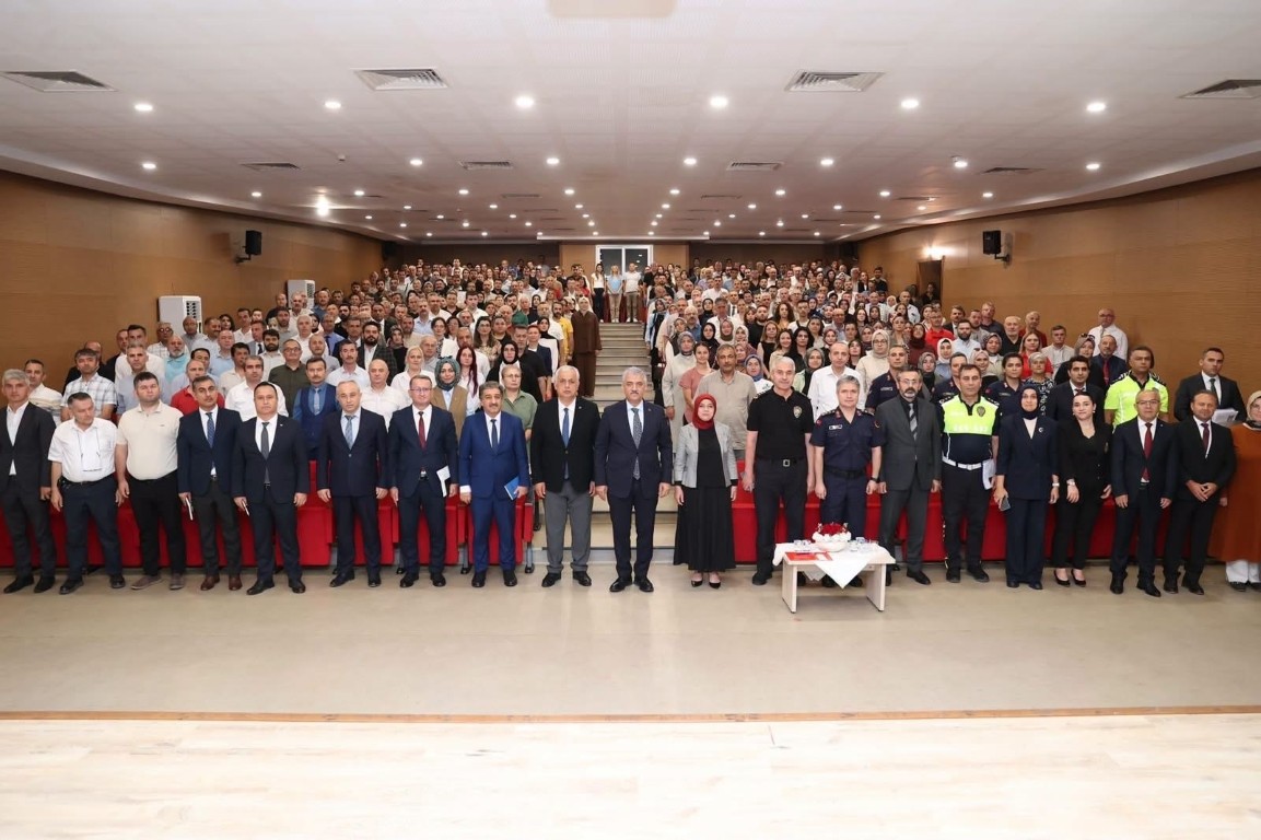 duzcede-yeni-donem-oncesi-egitim-bulusmasi-vali-makas-ogrencilerle-bir-araya-geldi-1-041500