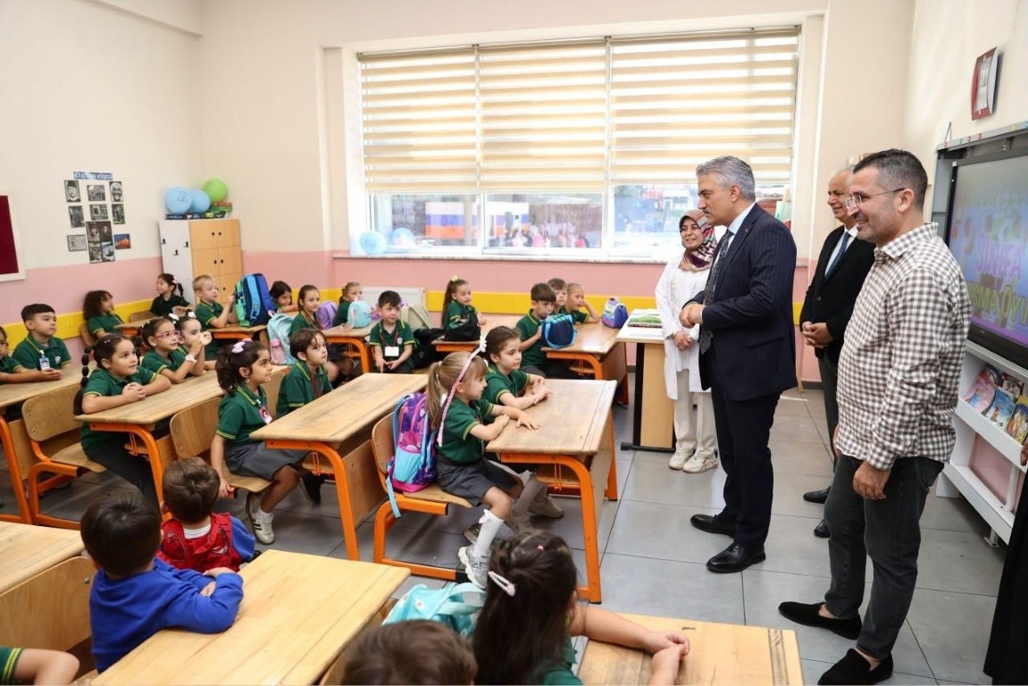 duzcede-yeni-donem-oncesi-egitim-bulusmasi-vali-makas-ogrencilerle-bir-araya-geldi-3-041501