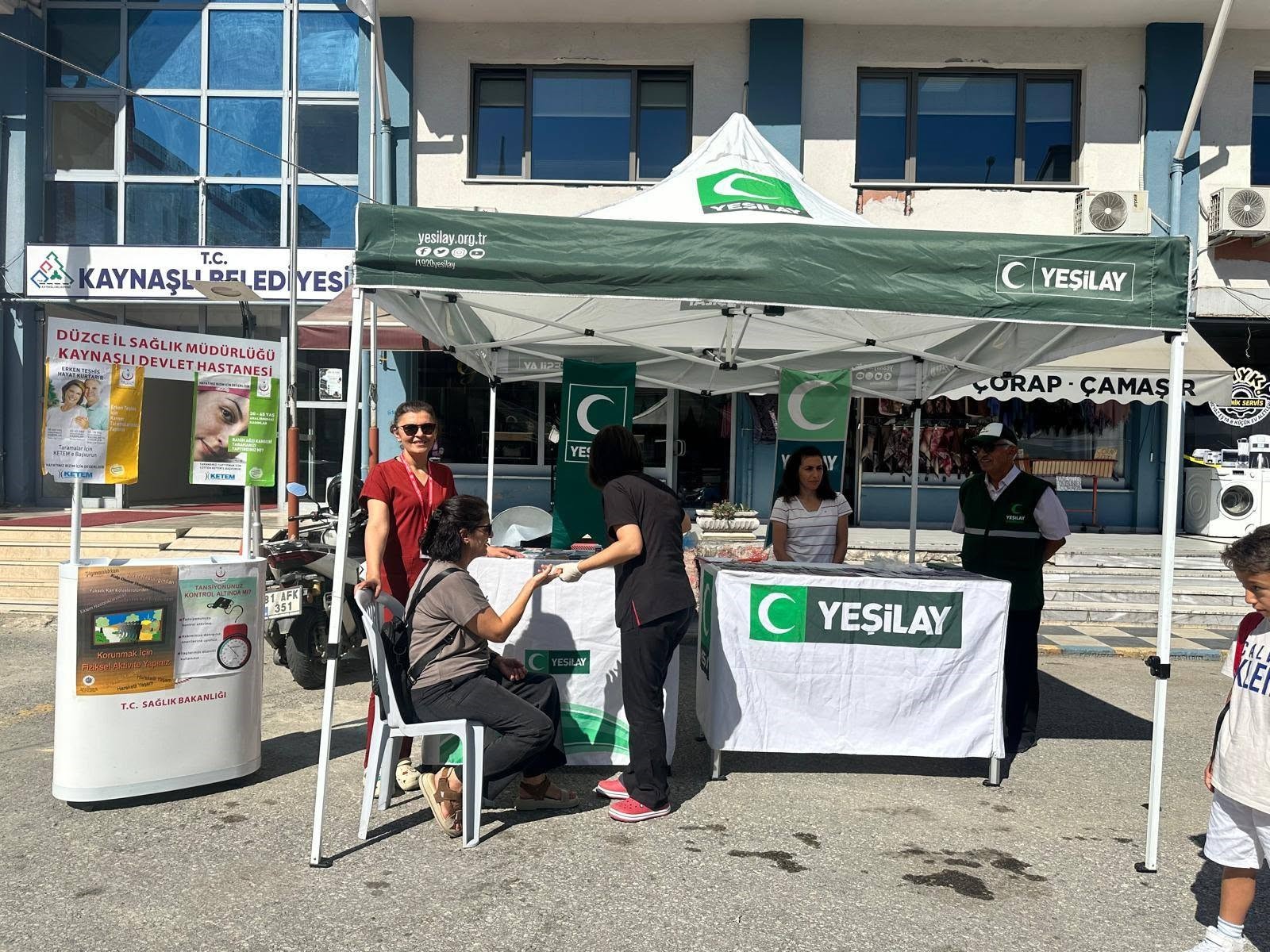 Kaynaşlı'da vatandaşlara 3 ölçüm birden: Tansiyon, şeker ve karbonmonoksit