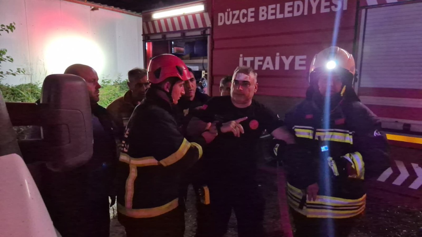 duzce-door-yangininda-itfaiye-eri-yaralandi-hastaneye-kaldirildi-2-121829