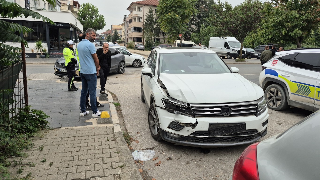 duzcede-mehmet-akif-caddesinde-kaza-yarali-surucu-hastaneye-kaldirildi-1-033624
