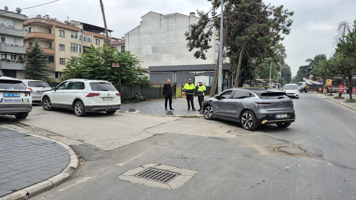 duzcede-mehmet-akif-caddesinde-kaza-yarali-surucu-hastaneye-kaldirildi-4-033625