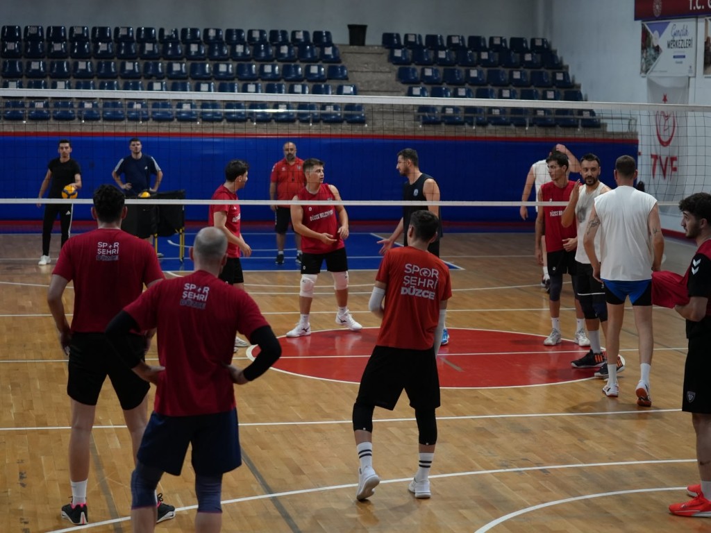 konuralp-beylerinde-genclere-a-takim-kapisi-18-yas-alti-2-oyuncu-kadroda-10-012736