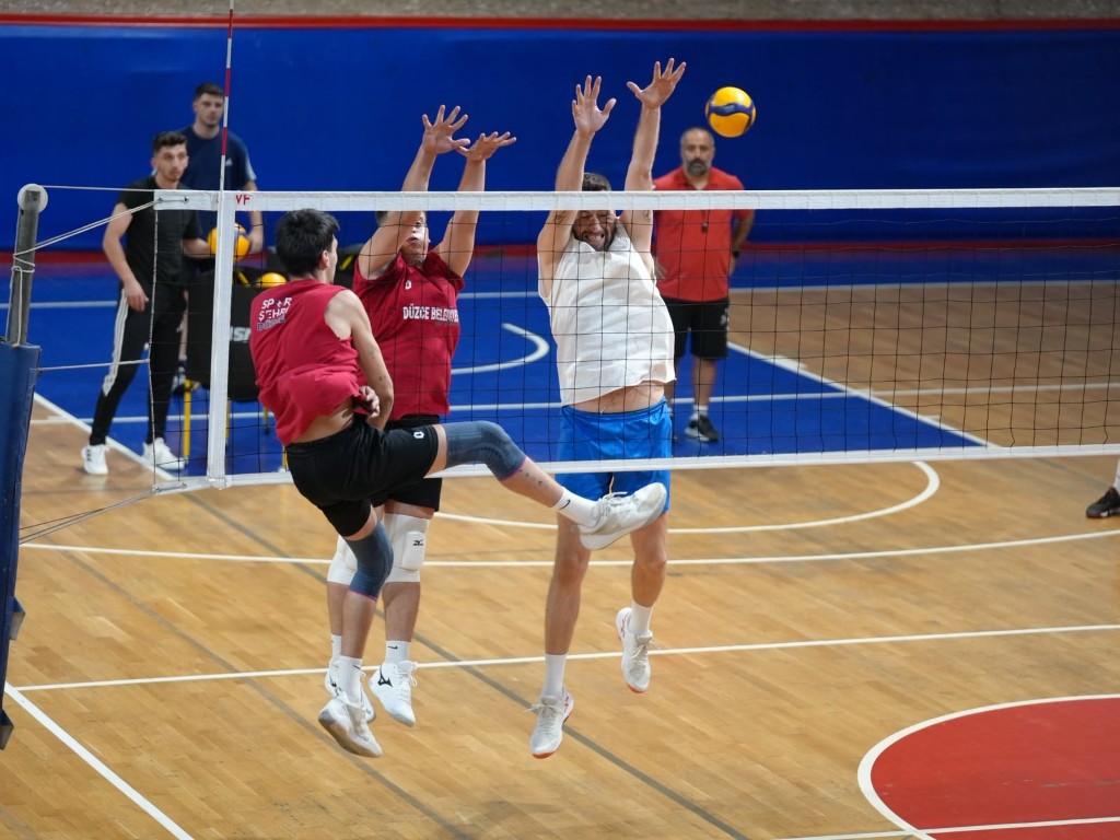 konuralp-beylerinde-genclere-a-takim-kapisi-18-yas-alti-2-oyuncu-kadroda-11-012737