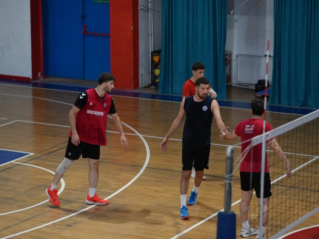 konuralp-beylerinde-genclere-a-takim-kapisi-18-yas-alti-2-oyuncu-kadroda-12-012738