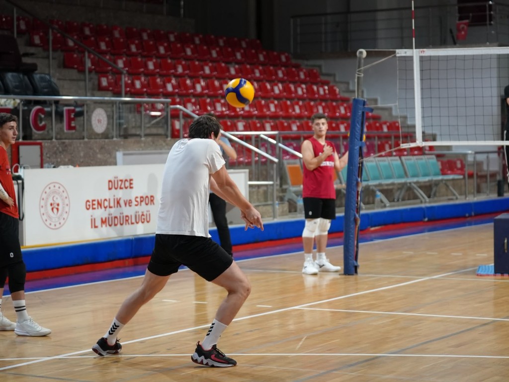 konuralp-beylerinde-genclere-a-takim-kapisi-18-yas-alti-2-oyuncu-kadroda-8-012735