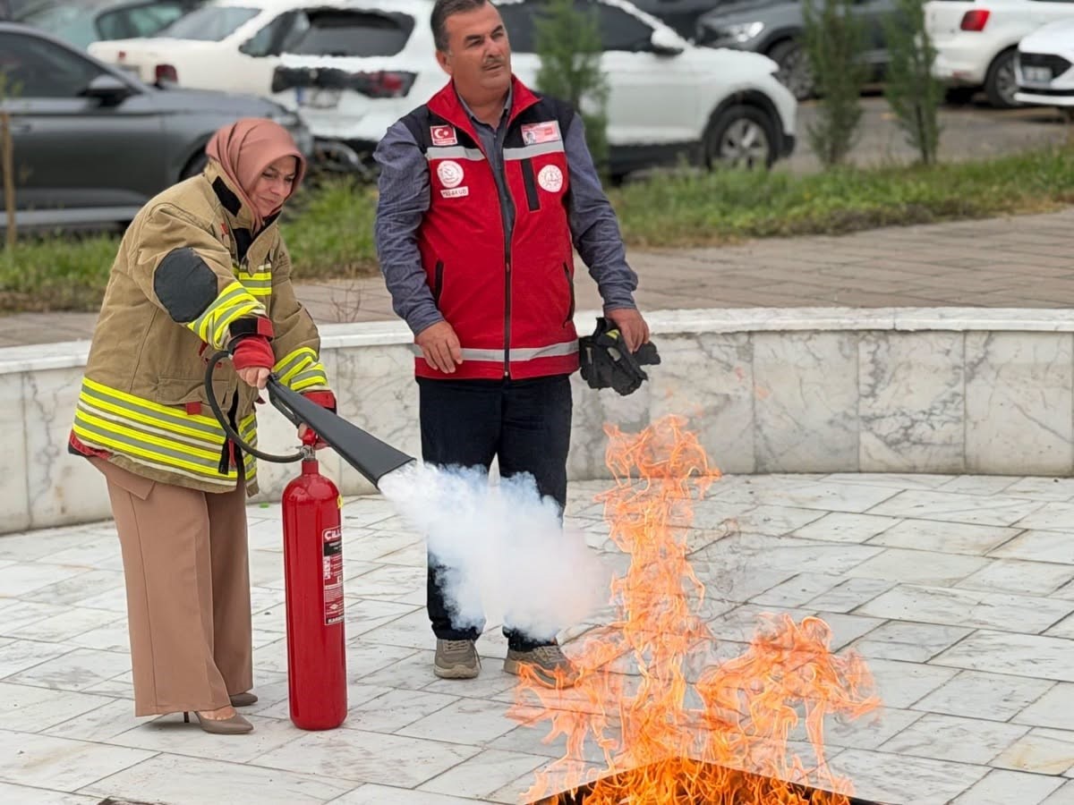 Düzce'de teoriden pratiğe geçtiler: Kontrollü yangına tüplerle müdahale