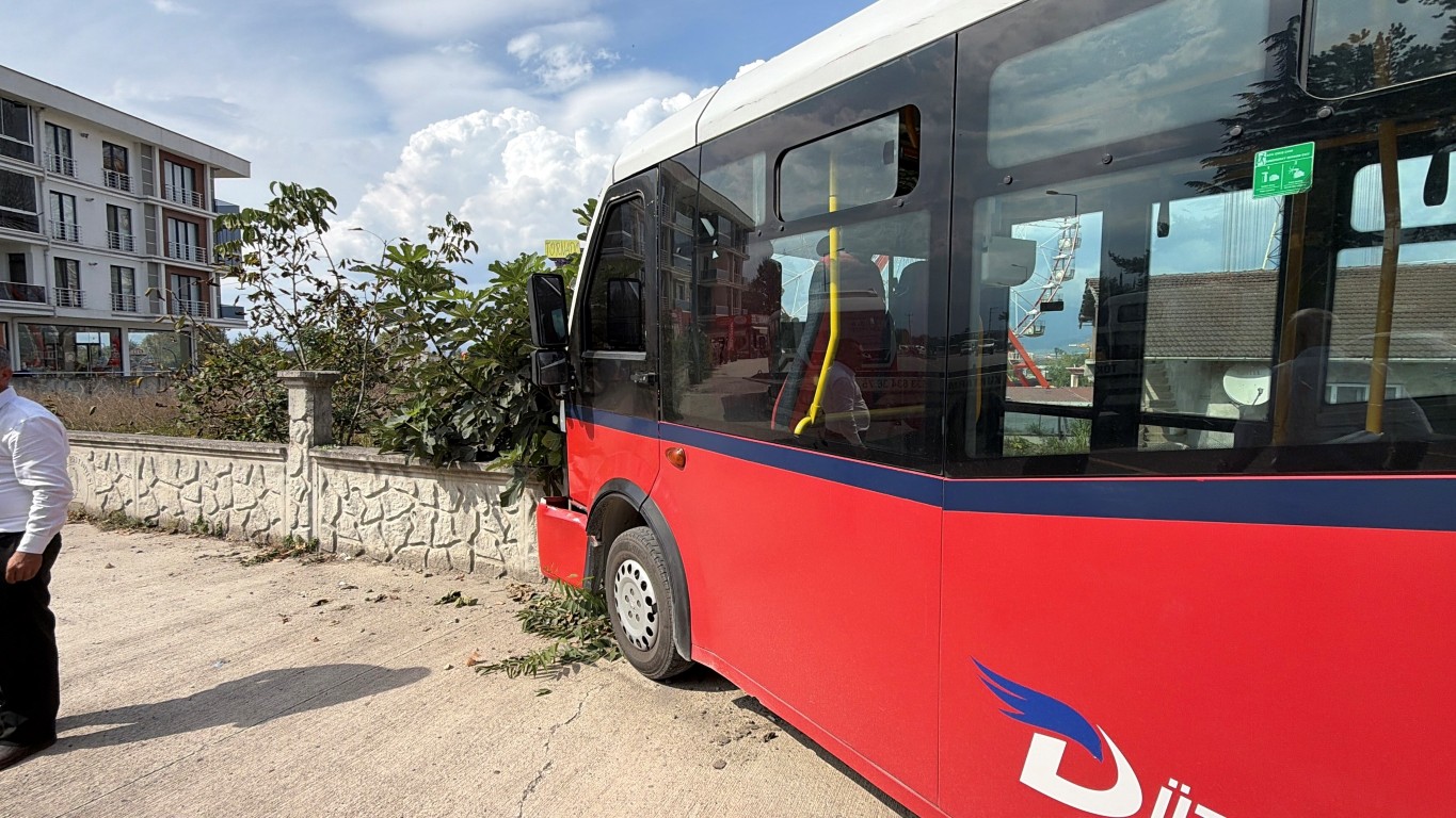 duzcede-kopeklere-carpmamak-icin-manevra-yapti-otobus-bahce-duvarina-carpti-1-024605