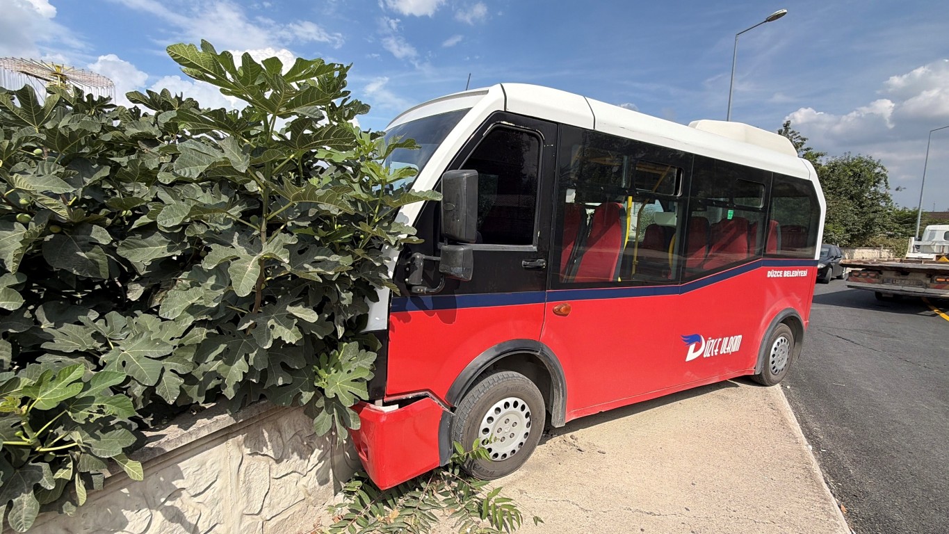 duzcede-kopeklere-carpmamak-icin-manevra-yapti-otobus-bahce-duvarina-carpti-4-024607