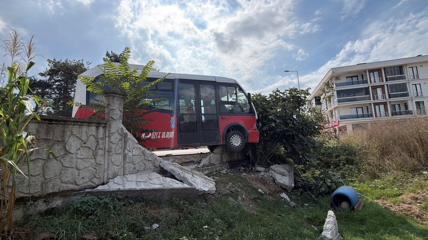 duzcede-kopeklere-carpmamak-icin-manevra-yapti-otobus-bahce-duvarina-carpti-5-024607