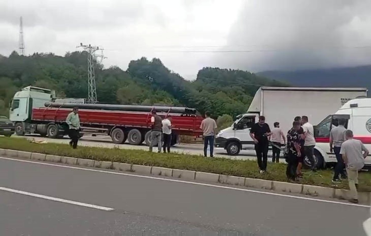 duzce-akcakoca-yolunda-hasta-nakil-araci-tira-carpti-surucu-yaralandi-1-015200