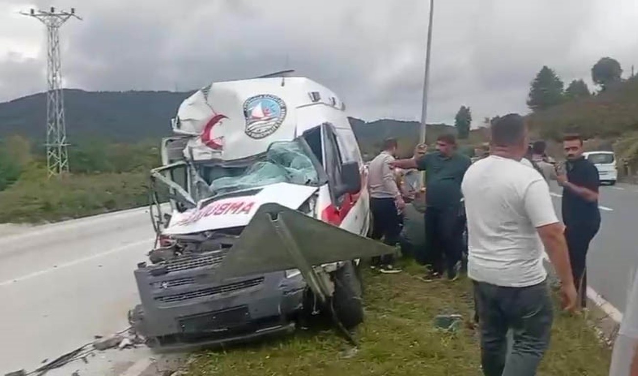Düzce-Akçakoca yolunda hasta nakil aracı tıra çarptı: Sürücü yaralandı