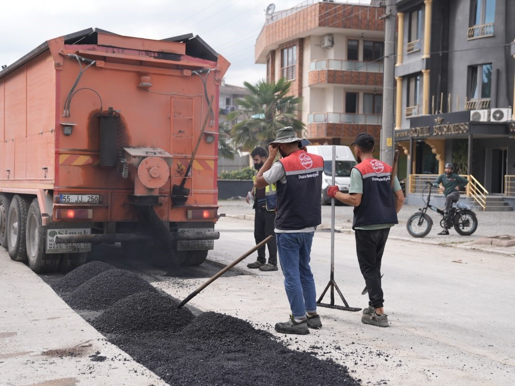 duzcede-35-bin-ton-asfalt-serildi-kazilan-yollarda-onarim-basladi-1-010157