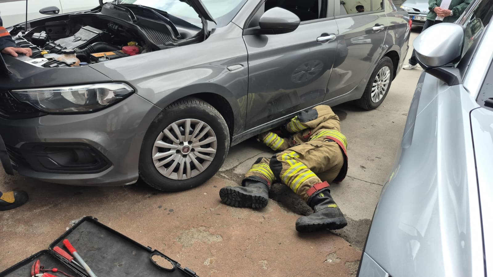 duzcede-kurtarilan-yavru-kedi-bu-kez-baska-aracin-motoruna-kacti-3-055059