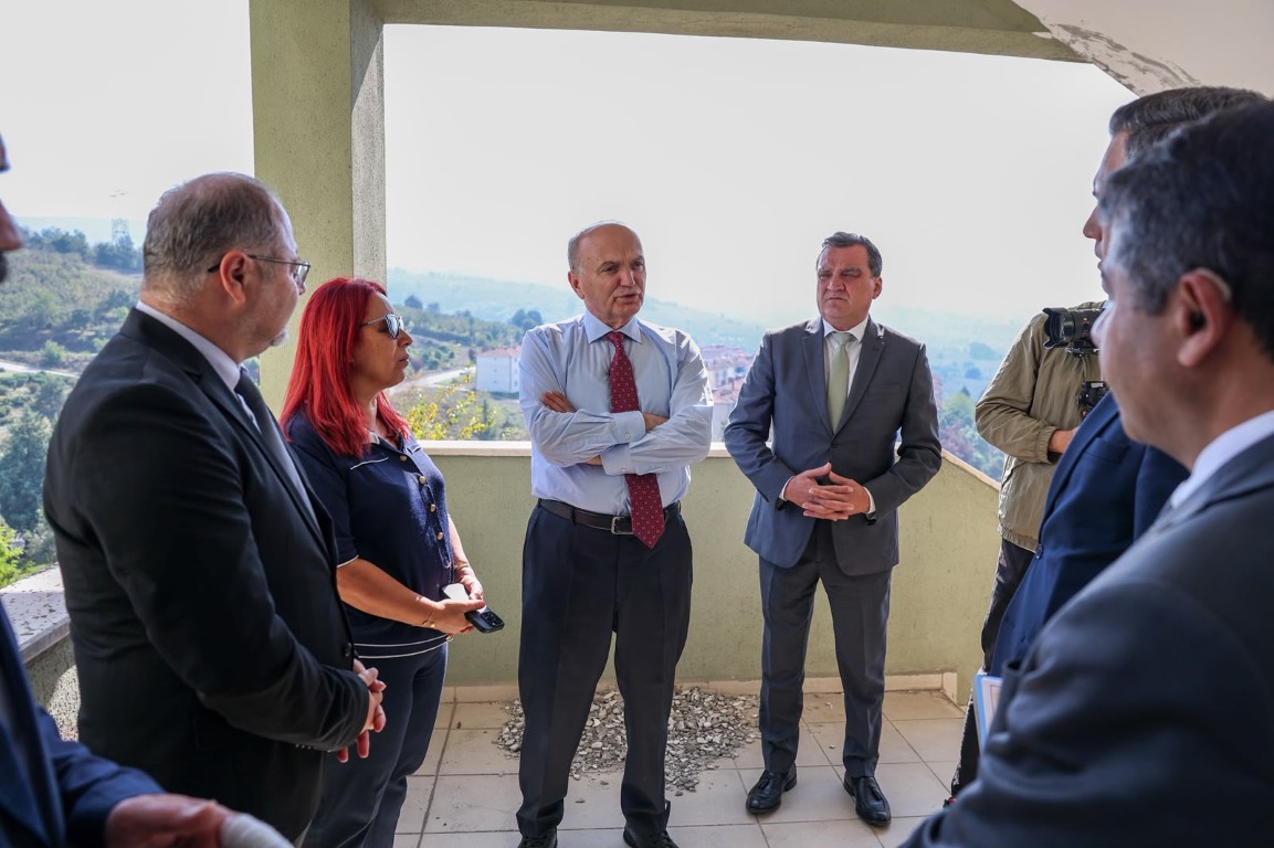 Özlü atıl binayı yerinde inceledi: “Burası ya olacak ya yıkılacak”