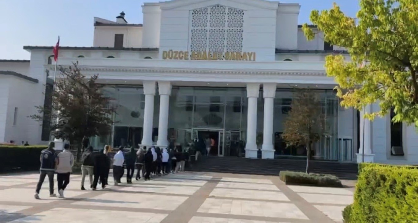 duzcede-yasa-disi-bahis-sorusturmasi-hesaplarda-52-milyar-tl-hareket-11-tutuklama-8-021731