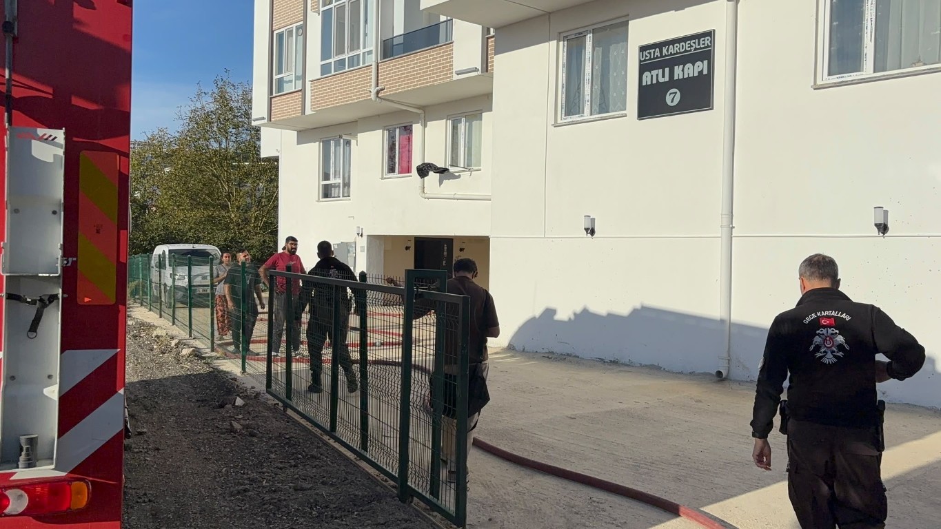 duzcede-4-katli-binada-yangin-evdekileri-komsular-disari-cikardi-3-075315
