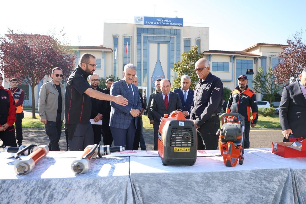 duzcede-kizilelmaya-afet-mudahalesi-icin-malzeme-destegi-1-012755