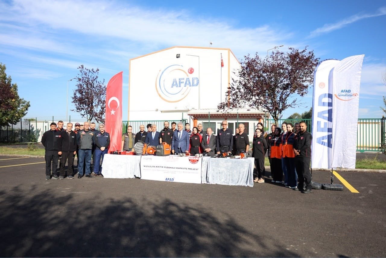 duzcede-kizilelmaya-afet-mudahalesi-icin-malzeme-destegi-2-012754