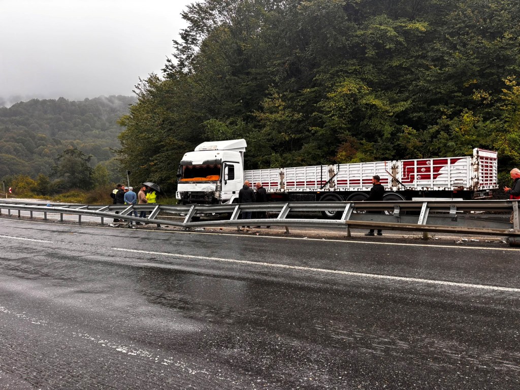 duzce-akcakoca-yolunda-makaslayan-tir-kaldirildi-trafik-yeniden-acildi-2-052258