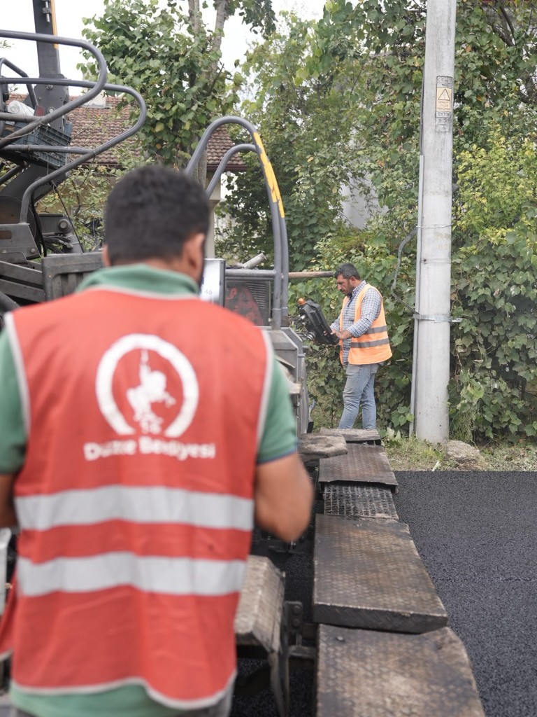duzce-sehir-mezarligi-yolu-icin-29-ekim-hedefi-asfaltta-48-bin-tonluk-calisma-13-014739