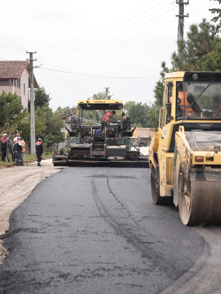 duzce-sehir-mezarligi-yolu-icin-29-ekim-hedefi-asfaltta-48-bin-tonluk-calisma-14-014740