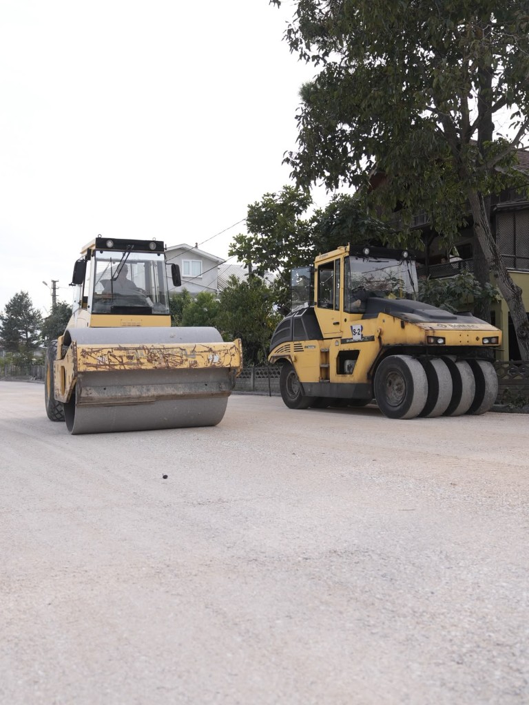 duzce-sehir-mezarligi-yolu-icin-29-ekim-hedefi-asfaltta-48-bin-tonluk-calisma-6-014735
