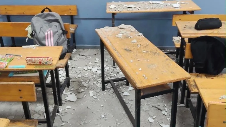 Ders sırasında tavandan sıvalar düştü: 3 öğrenci hastaneye kaldırıldı