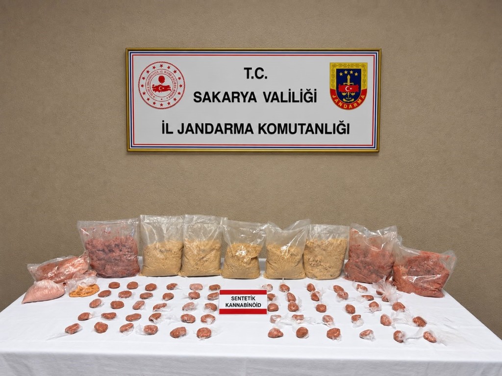 sakaryada-19-kilo-582-gram-madde-ele-gecirildi-yaklasik-2-ton-bonzai-uretilebilecekti-6-050546