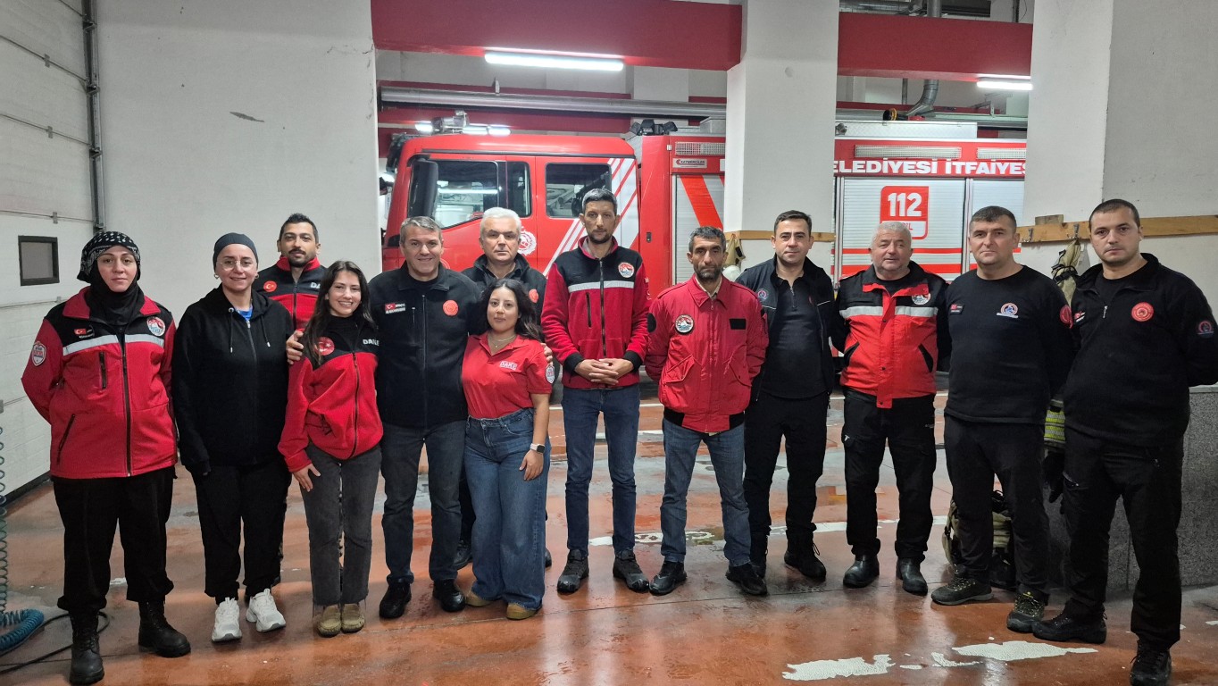 afetlerde-omuz-omuza-calisiyorlar-dakeden-duzce-itfaiyesine-vefa-2-042539