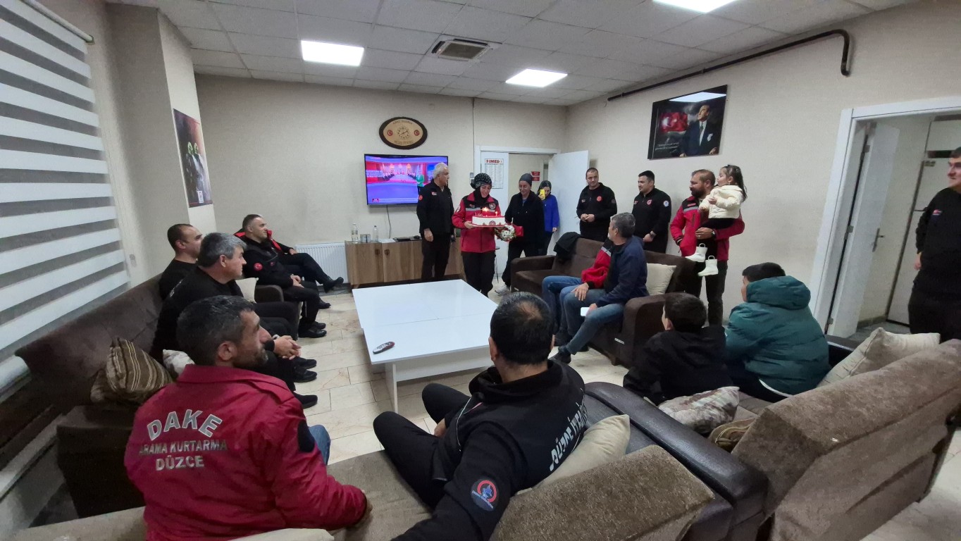 afetlerde-omuz-omuza-calisiyorlar-dakeden-duzce-itfaiyesine-vefa-5-042540