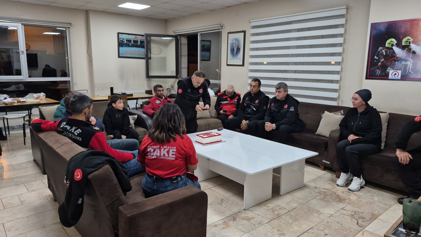 afetlerde-omuz-omuza-calisiyorlar-dakeden-duzce-itfaiyesine-vefa-7-042542