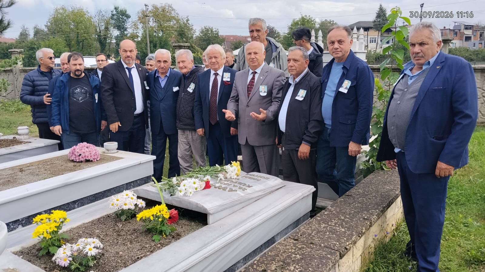 avni-akyola-vefa-dp-duzce-teskilati-kabri-basinda-andi-2-023101