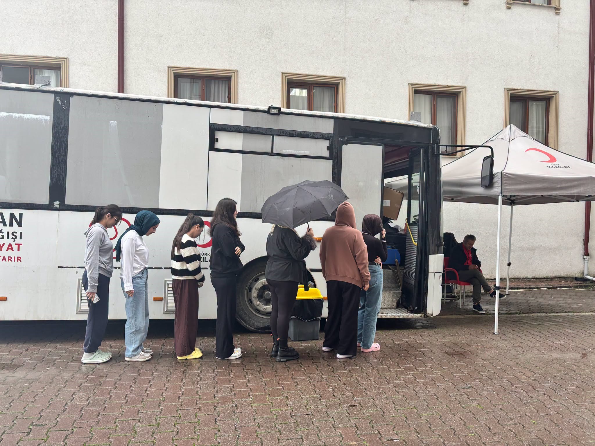 duzcede-kiz-yurdunda-gonulluluk-bulusmasi-kizilaya-kan-bagisladilar-2-042856