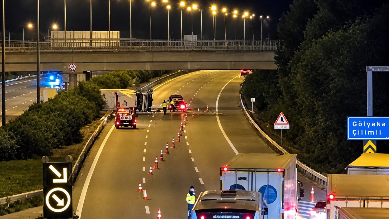 duzcede-tir-karsi-seride-gecti-afad-inceleme-yapti-yol-yeniden-acildi-3-064103