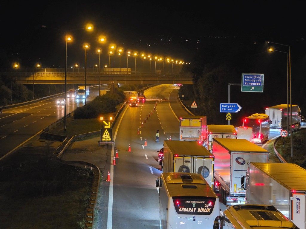 duzcede-tir-karsi-seride-gecti-afad-inceleme-yapti-yol-yeniden-acildi-5-064102