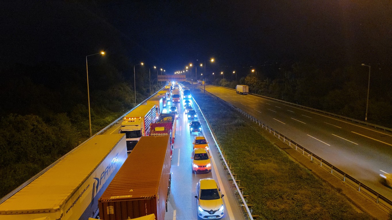 duzcede-tir-karsi-seride-gecti-afad-inceleme-yapti-yol-yeniden-acildi-6-064102