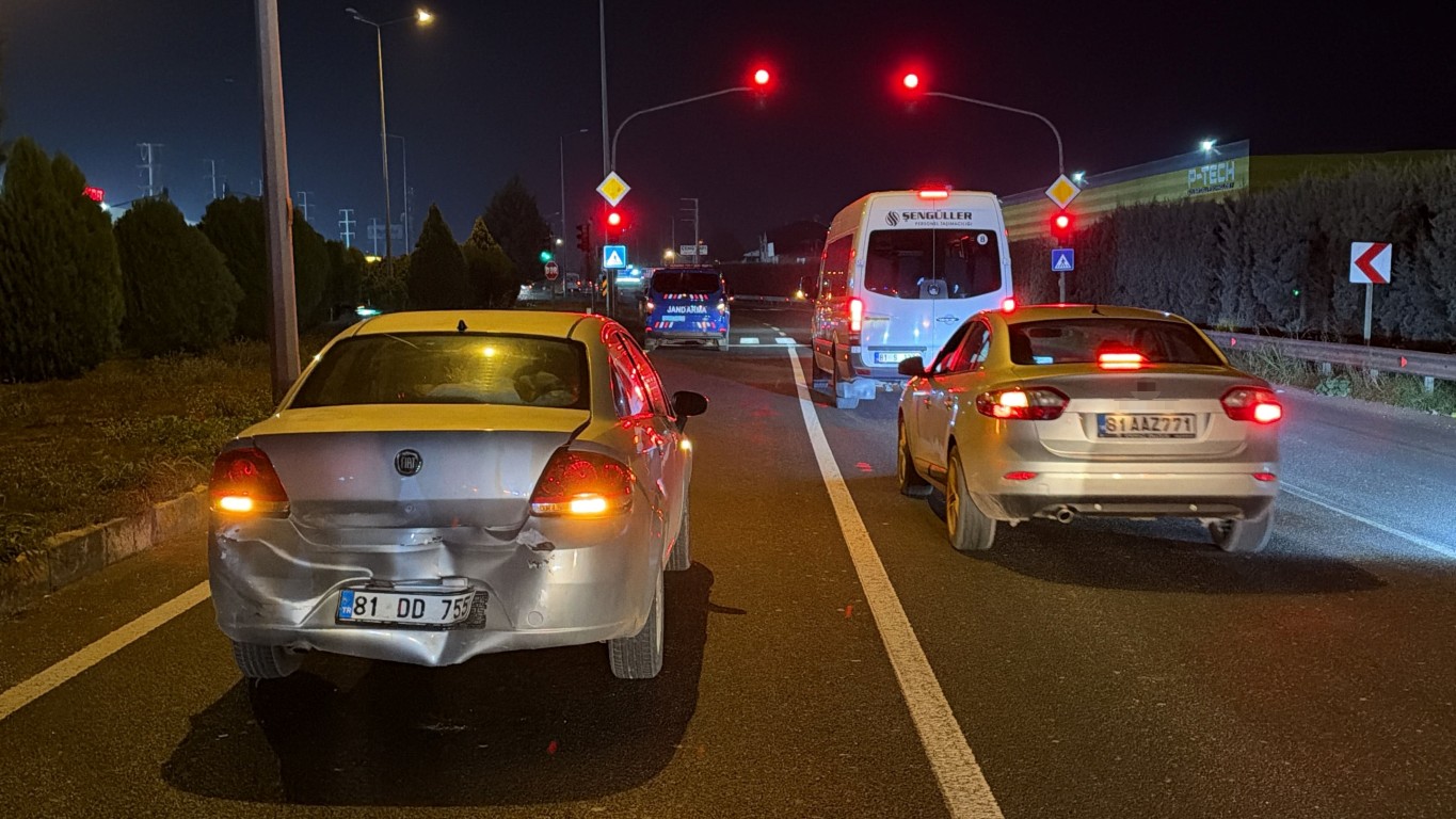 Düzce'de ışıklı kavşakta kaza: İki sürücü hastanelik oldu