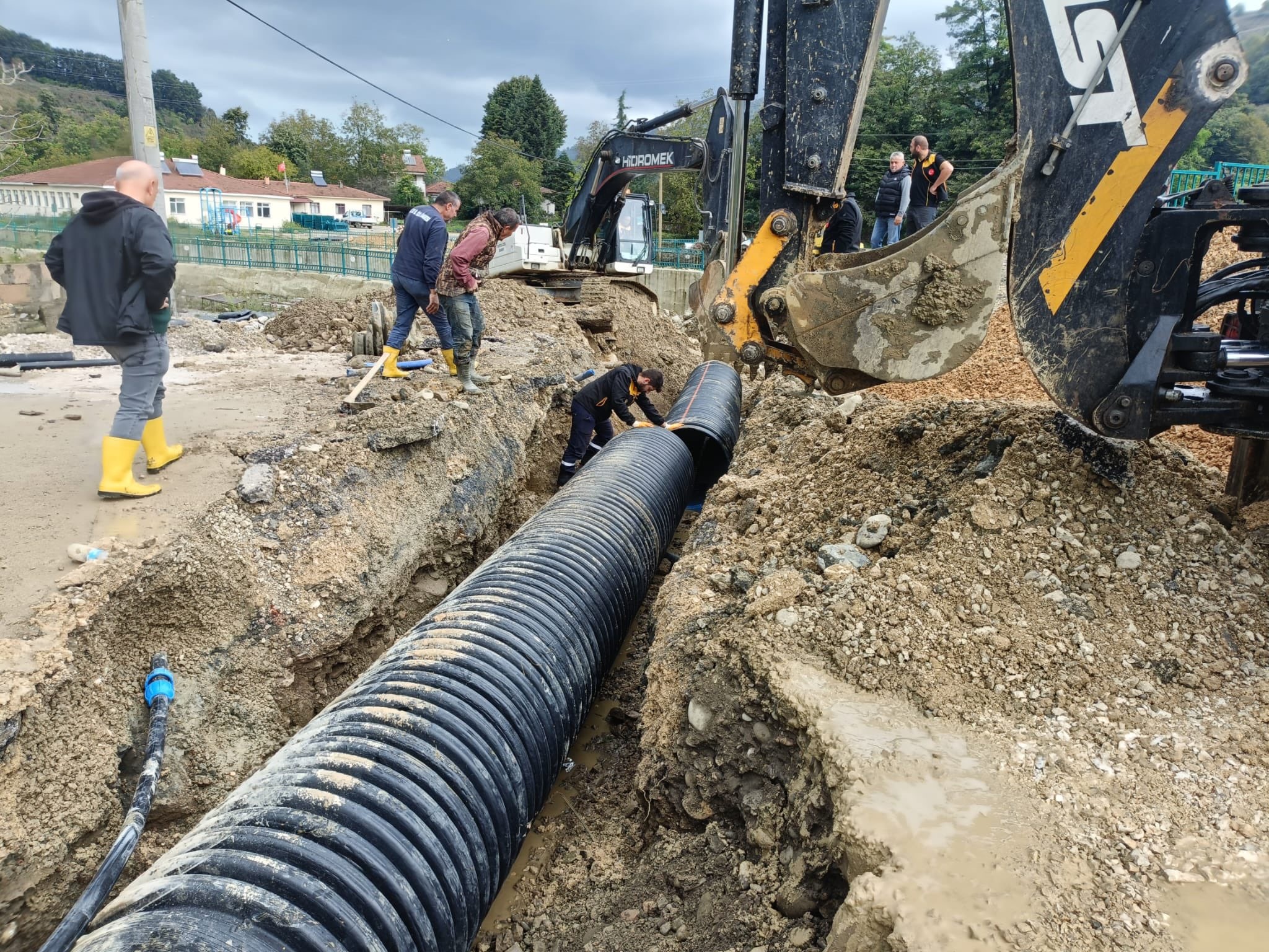 Akçakoca'da yağmur suyuna karşı 3 boru yerleştirildi